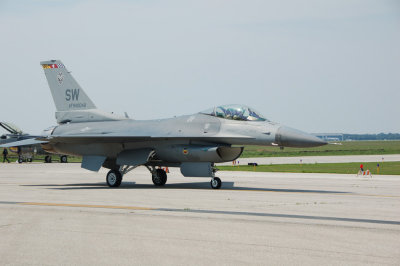 F-16 taxiing for takeoff