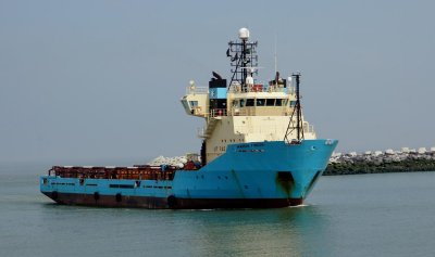Maersk Finder picturd arriving from the Thornton D1 Windmill.