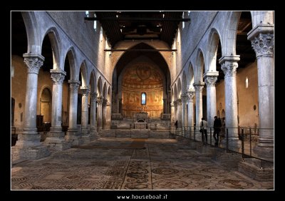 Aquileia-Basilica Romana- interni.jpg