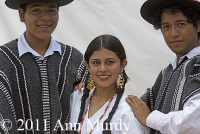 Dancers with Tierra del Humo