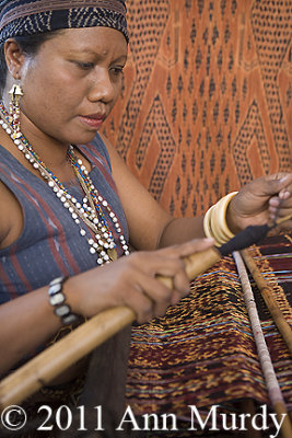Alfonsa Horeng weaving