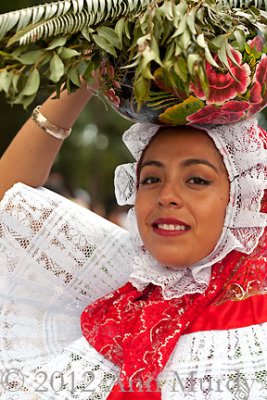 Lady from Tehuantepec carrying xicapextle