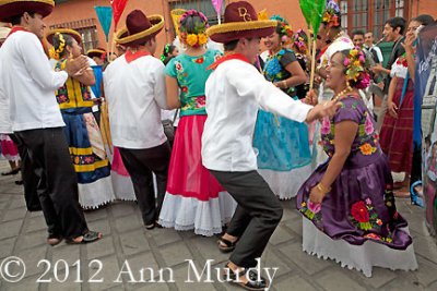 Group from Tehuantepec dancing