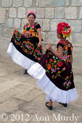 Tehuanas Dancing