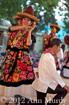 Tehuanas wearing sombreros