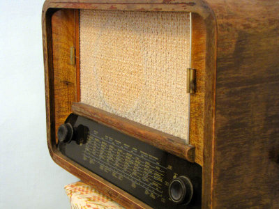 098 Antique Radio.jpg