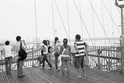 BKLYN Bridge tourists