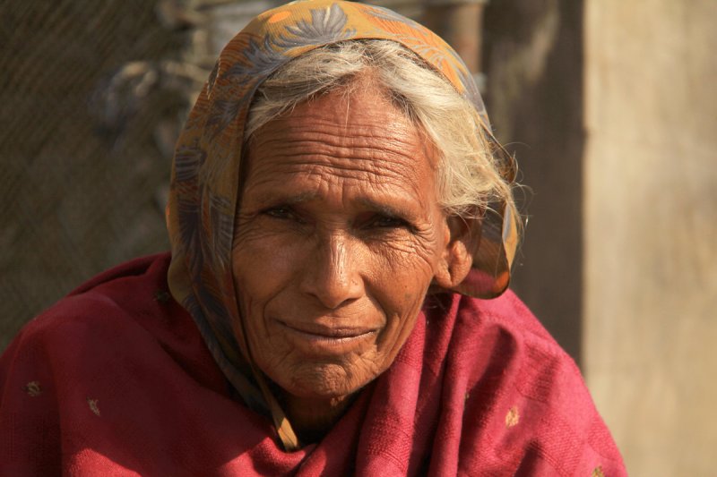 Patan old woman in pol 02.jpg