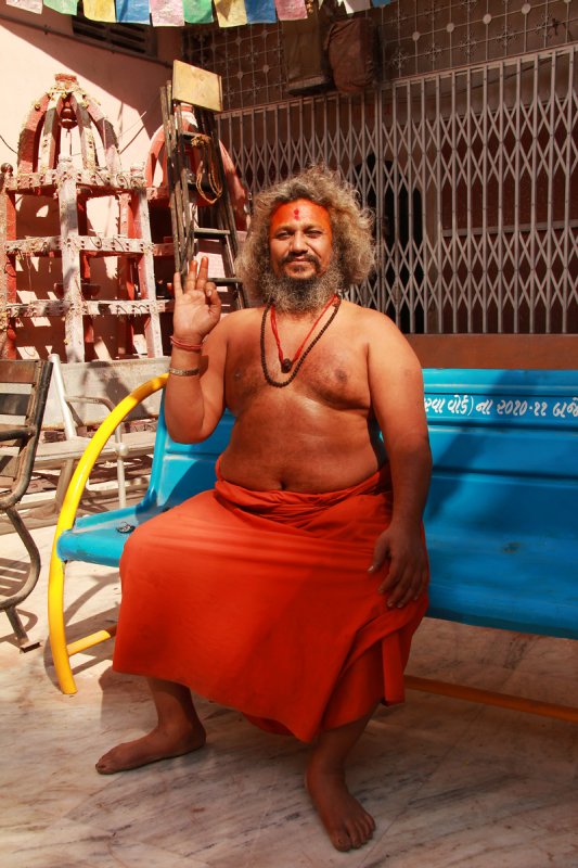 Ahmedabad temple priest 02.jpg