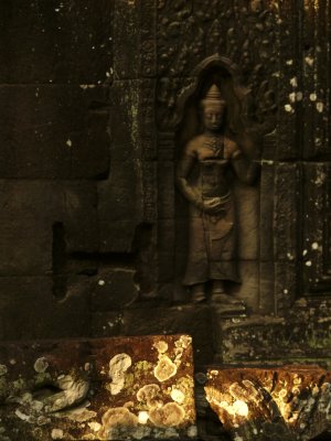 Statue Angkor site.jpg