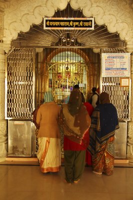 Women in temple Bhuj.jpg