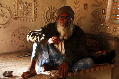 Kutch man in mud hut 03.jpg