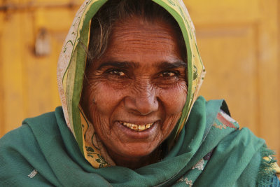 Palanpur market woman close up.jpg