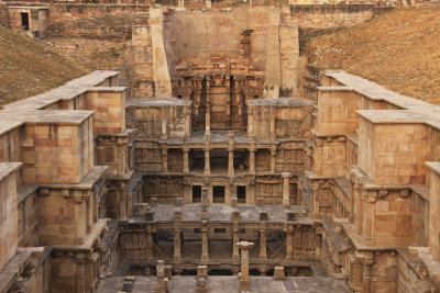 Patan step well 01.jpg