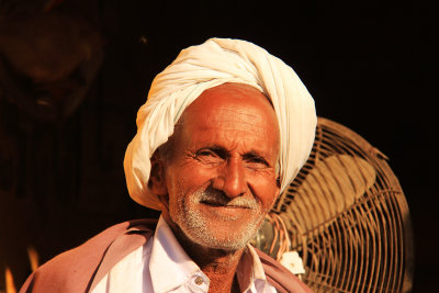 Patan man and fan.jpg