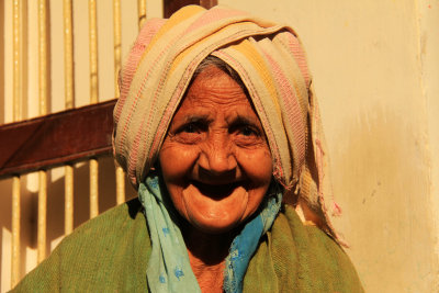 Patan old woman portrait.jpg
