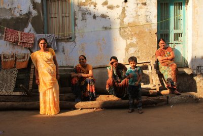 Patan group of women and children.jpg