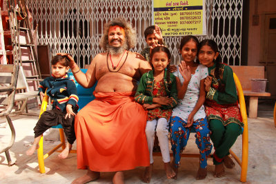 Ahmedabad temple priest with children.jpg