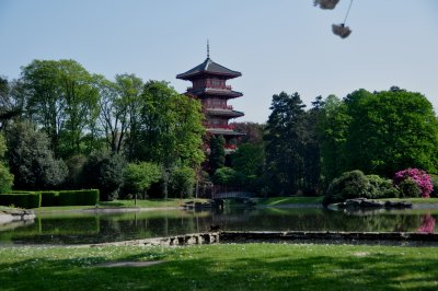 LE PARC ET LA TOUR JAPONAISE