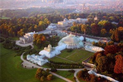 LES SERRES ROYALES  DE LAEKEN VUES DU CIEL ( carte postale )