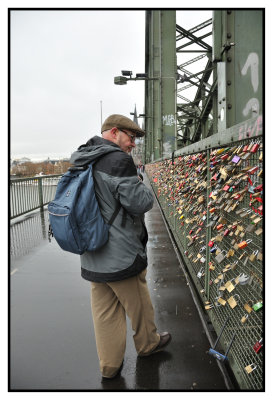 Cadenas d' amour  accrochs aux grilles du pont Hohenzollern 