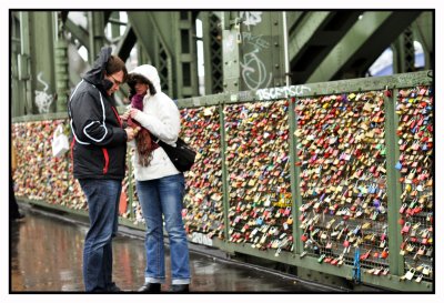 Cadenas d amour  accrochs aux grilles du pont Hohenzollern 