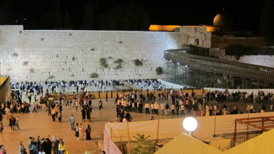 leaving the Kotel-dancing is now with two concentric circles