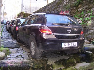parkowanie po turecku - wyjazd TYLKO przodem (z tylu byly schody!)/ parking Turkish style :)