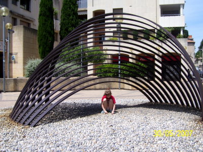 Slynny (ale malo ciekawy)most w Avignon./ Famous bridge in Avignon.