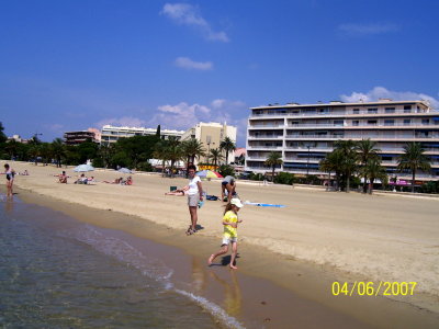 Piekna, szeroka plaza w Le Lavandou. / a beautiful beach in Le Lavandou