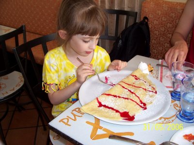 Ola sie przestraszyla, jak zobaczyla tego nalesniczka :) Zjadlysmy go / Ola got scared when she saw the size of that pancake:)