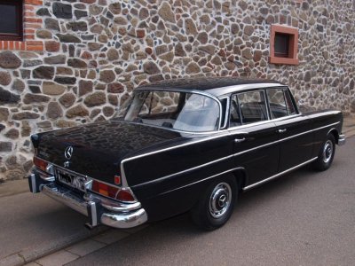 Mercedes Benz 220 SEb 08.jpg