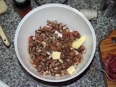 A la preparacion de champignones y panceta, agregar una nuez de manteca