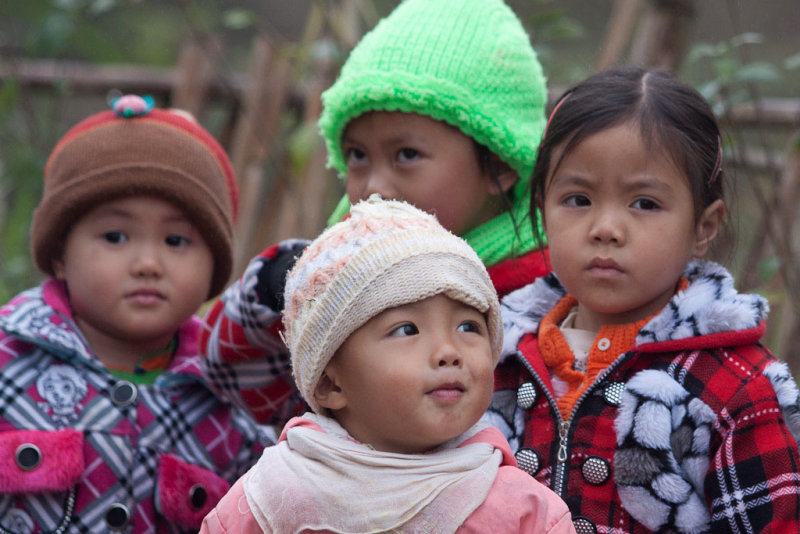 Children along the way to Sa Pa