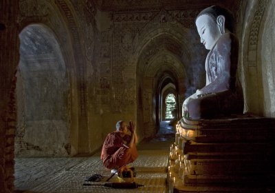 Praying Monk in Payathonzu Temple