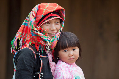Young Dao woman and her little girl.
