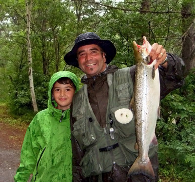 DSC03582 Vincent.moi et mon premier saumon de 5 lbs et 24 pouces ou 61 cm rivire matane sous une pluie battante .jpg
