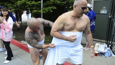 Taru Mikoshi 2012:  Putting On Haramaki (Belly Wrap)
