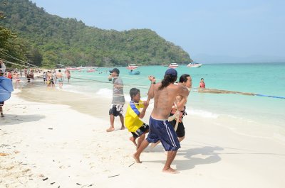 THANG DEPART fOR PARASAILING