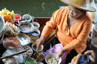 Dumnoen Saduak floating market 29/12