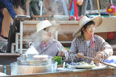 Dumnoen Saduak floating market 29/12