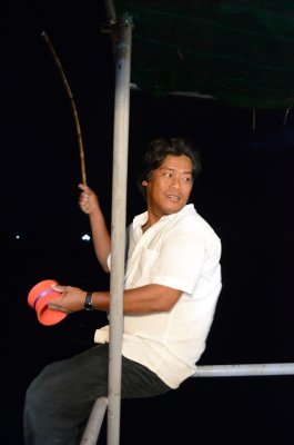 nguoi dan di cau muc