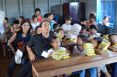 Van,Thang chup chung voi cac chau VN