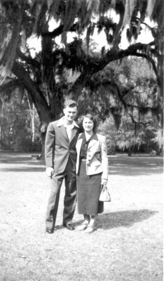 Frank Lillian at Gardens Wilmington NC Feb1950 bw300.jpg