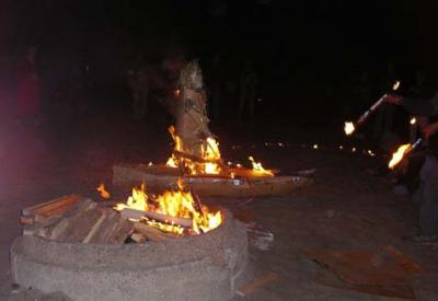g4/89/612589/3/52261643.burningboat.jpg