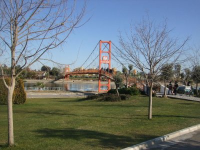Adana Park has footbridges acros the Seyhan River that resemble the Golden Gate Bridge.