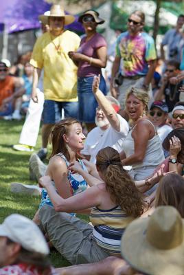 Louisiana Stage throwing beads 04