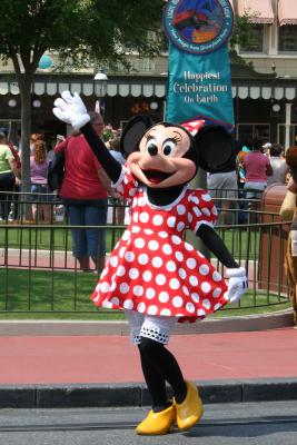 Minnie dances....