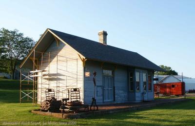 Milwaukee Road Depot La Motte Iowa 2006.jpg