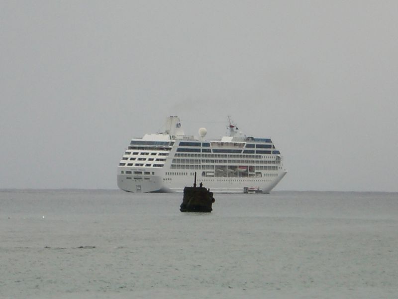 Cruise ship by the 1916 wreck of the SS Maitai
